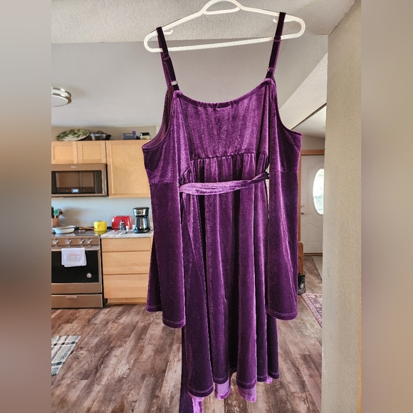 Torrid Bell-Sleeve Cold-Shoulder Velvet Dress - Picture 3 of 4